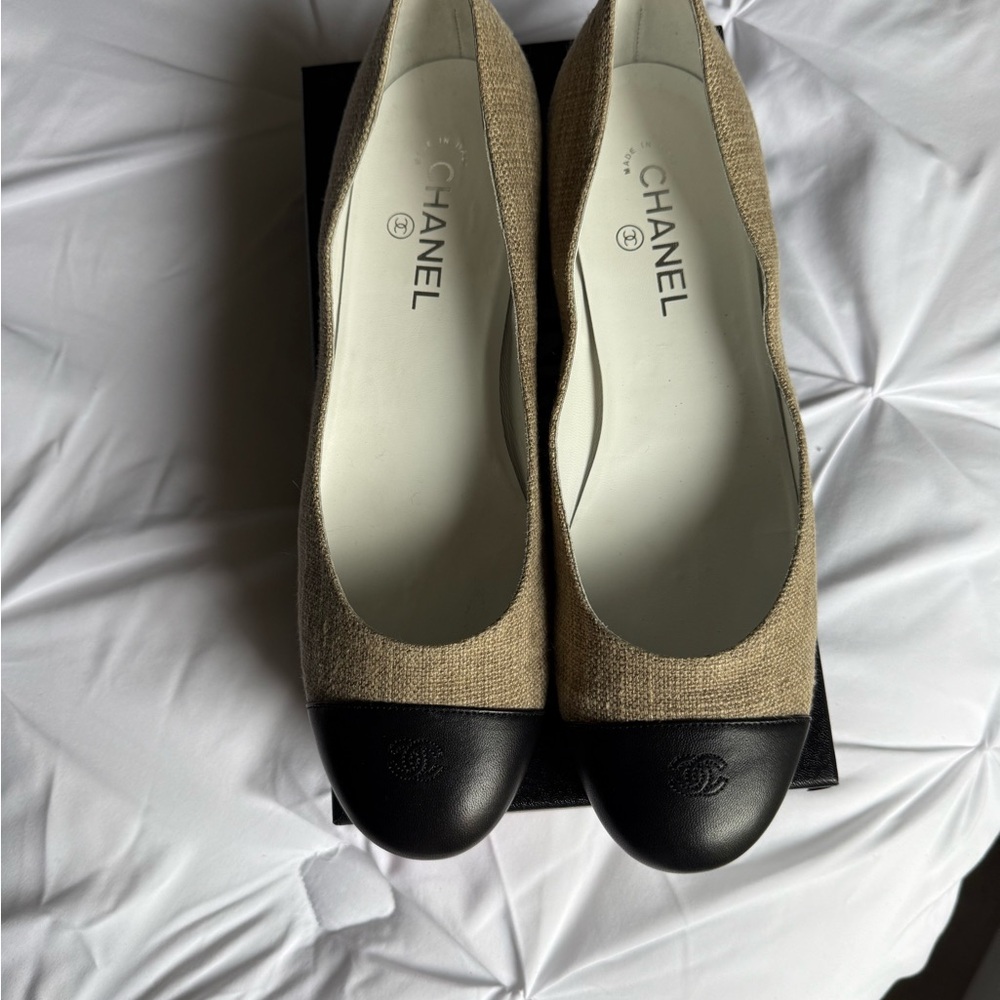 CHANEL Two-Tone Black and Tan Flats - Picture 3 of 4